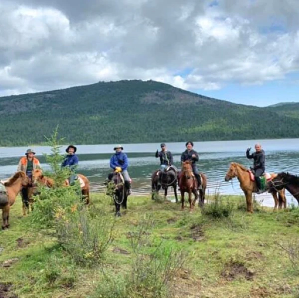 川の前で馬に乗っている人たち