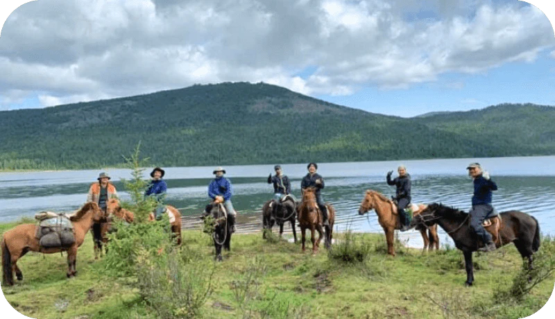 乗馬をしている人々