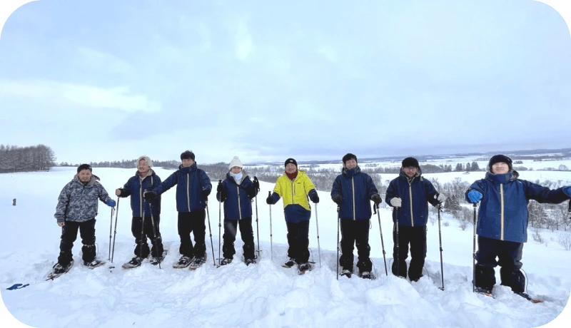 スキーをしている人々