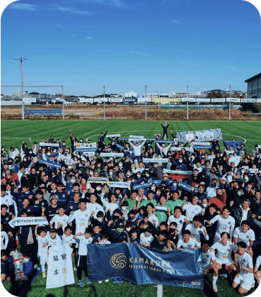 運動場で集まって弾幕を掲げる人々