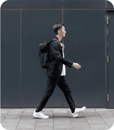 リュックを背負って歩く男性