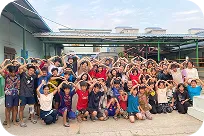 カンボジアの施設の前で集まる人々