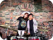 ドラムを叩いているYOYOKA