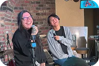 ドラムを叩いているYOYOKA