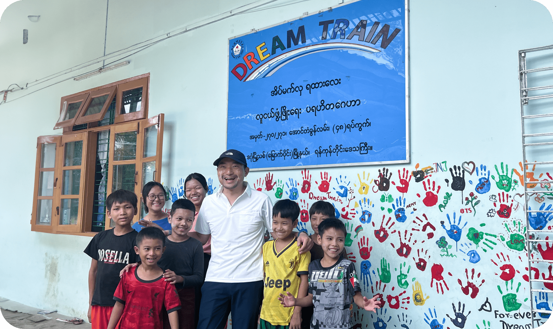 施設の前で集まるカンボジアの子どもたち