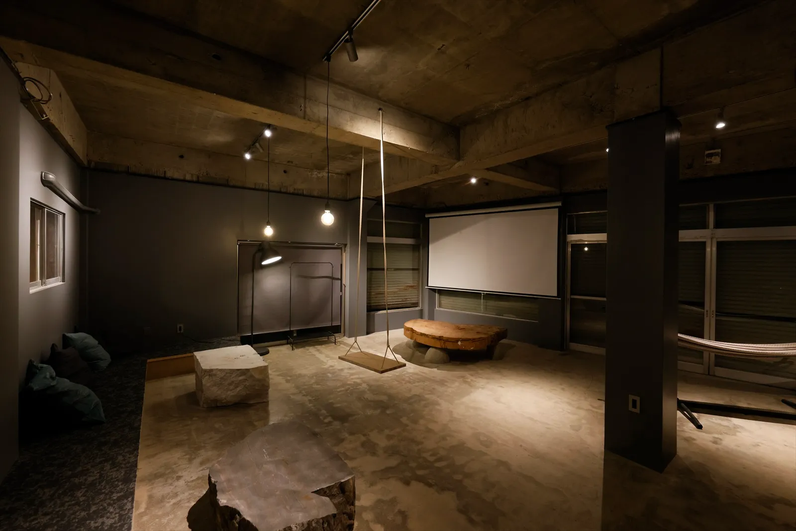 古民家の前でくつろぐ家族