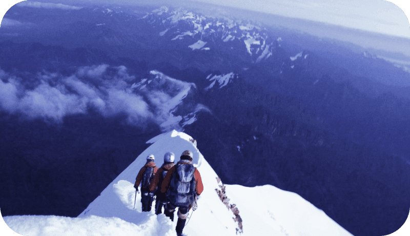 雪山を登山する人たち