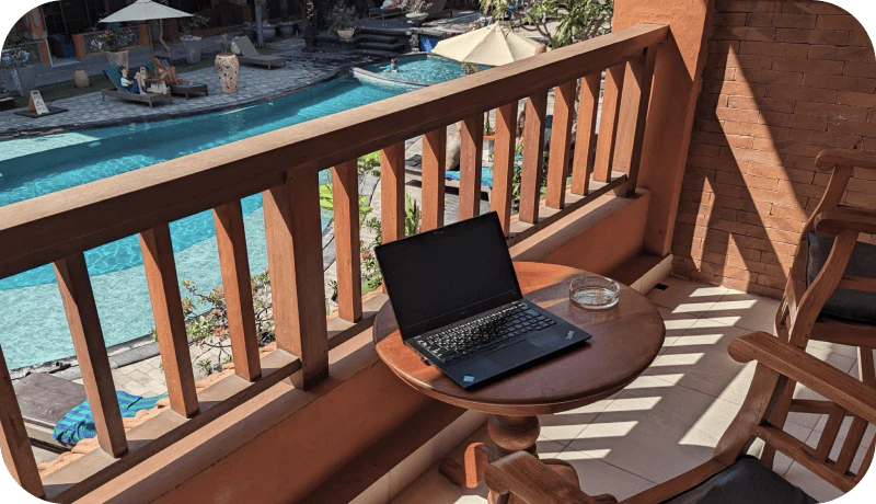ベランダの机に置かれているPC