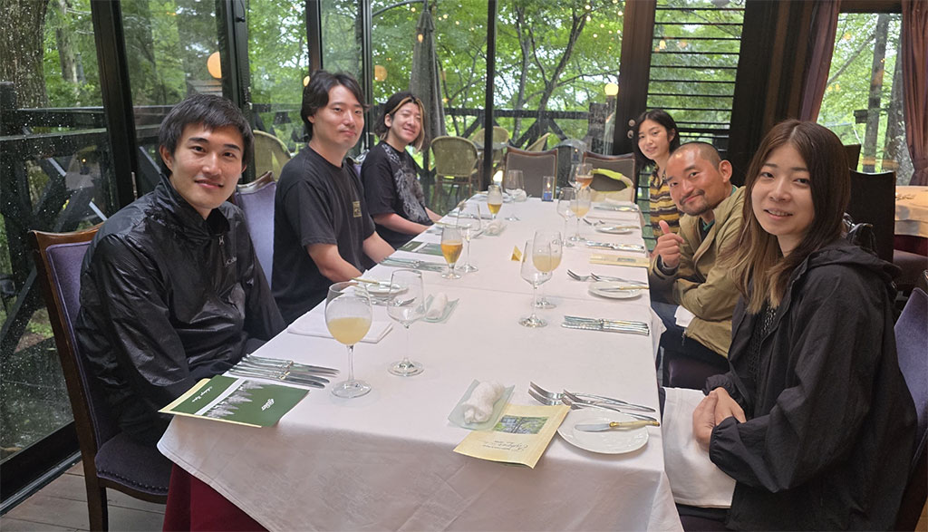 登山後の夕食時、やり切った表情の面々 登山後の夕食時、やり切った表情の面々